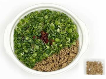 ネギたっぷり、ラー油・山椒・花椒をきかせた辛みと痺れで30回混ぜれば専門店さながらの味わい! セブン‐イレブンが「30回混ぜて食べる汁なし担担麺」を発売