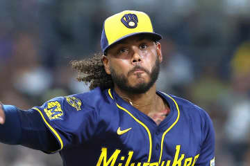 リーグ最多17勝右腕がドジャースに電撃移籍⁉　有望株との交換でブルワーズのエース獲得の可能性と米誌「理に適っているかも」　過去にはCY賞放出も