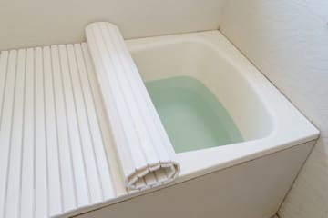 年金13万円、賃貸で一人暮らしの母は「節約のためにお風呂は毎日入らない」と言っていました。1回のお風呂でかかる水道・光熱費はいくらなのでしょうか？