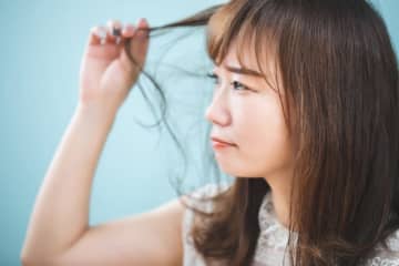 「こんなに黒い人初めて見ました」美容師に地毛を“全否定”された女性、ヤケになって染めた結果……