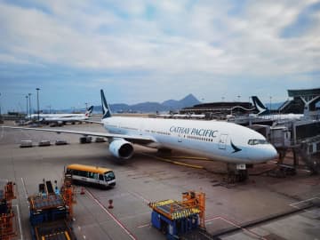 10月の空港統計、乗り継ぎ客50％増