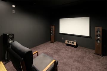 映画館の感動が蘇る7.0.4ch！ “推しアニメ” を爆音で楽しむ8畳防音室