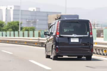 23歳男性が高速道路の “追い越し車線” を爆走し続け検挙も、『家族の名前』を書いて難を逃れ、後にバレて逮捕 ネットで話題に「反則キップに親族の氏名を記入して罪を着せられるのがすごい」「追い越し車線を走り続けると本当に捕まるのはわかった」