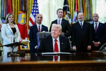 トランプ氏、地面に落ちた国旗を素通り？画像が拡散「今の政権を象徴している」→政府はフェイク主張