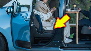 トヨタ・ミニバン「回転する座席」に注目！「新幹線みたい…」簡単操作でリビングモード発動。構造上不可能だと思われていた問題を、独自機構と特許で解決！