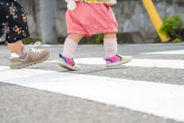自動車学校の社長が横断歩道を渡る “3歳女児” をはね救急搬送 『親族は近くに』いるも目を離したか ネットで話題に「３歳の子が１人で横断歩道を渡るのは危険なので、手を繋いでなかった親族も親族かと…」「ランクルだったみたいだし、3歳は見えないよな…」