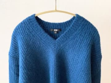 【ユニクロ】ゆるっと感がおしゃれ。40代が使える『Vネックセーター』が感謝祭価格に！これは絶対買いです♪