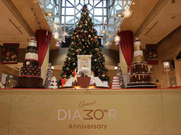 ディアモール大阪でpecoさんトークショー　クリスマスツリーにも点灯