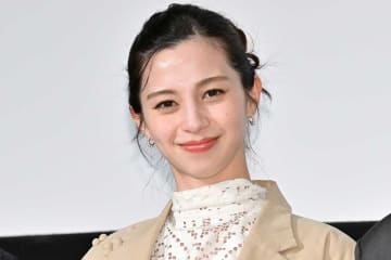 中条あやみ、デコルテあらわな深紅ドレスに「エグい可愛い」「ホントお姫様」