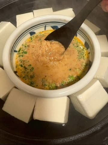 卵とお酒で温まる、まるでプリンみたいな変わりダレで食べる湯豆腐！