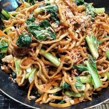 濃厚！太麺焼きそば！もちもち食感の太麺に濃厚ソースがしっかり絡んでコク旨！ターツァイと豚肉焼きそば！