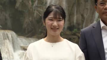愛子さまスニーカーで「クワンシーの滝」周辺を散策「泳いでみたい」　ラオス側関係者に声かけ一緒に記念撮影も