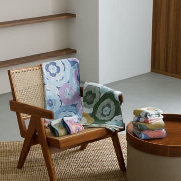 多彩な花柄を美しく表現、多色ジャガード技術を生かした今治タオル「モニ」シリーズからハンドタオルが登場！