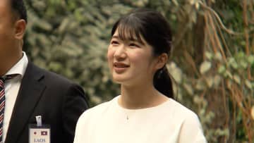 愛子さま「いつまでも見ていたくなるような景色」　古都の滝で自然満喫　「泳いでみたい」　21日は織物視察