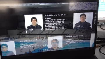 デフリンピック水泳を“音が見える”「スマートグラス」で観戦！スタートランプは視覚的に…競技中の実況が文字で表示　観客に貸し出し
