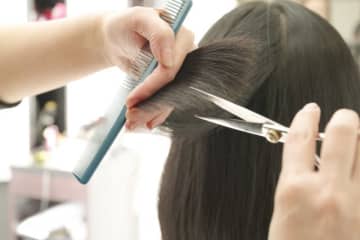 失礼すぎる美容師、地毛を“全否定”「こんなに黒い人初めて」　ヤケになった女性が染めた結果……