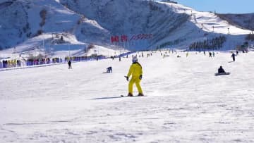 アルタイ将軍山国際スキーリゾート、今季の営業開始　中国新疆ウイグル自治区