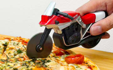 スズキのバイク「KATANA」をモチーフにしたキッチンアイテム「ピザカッターナ」の新色レッド登場