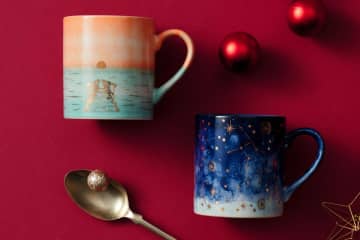 アフタヌーンティー・リビングのクリスマスギフト、煌めく星空マグカップ＆チェック柄マフラー