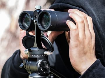 Leofotoからアルカスイス互換形状の双眼鏡ホルダー　変換ネジで各社の双眼鏡が利用可能に