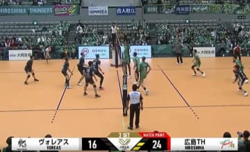 男子バレーで衝撃プレー、味方も“ドン引き” 1ミリもジャンプしない「スタンディングブロック」にアリーナどよめき