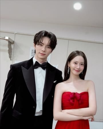 少女時代・ユナ＆イ・チェミン、『暴君のシェフ』カップルが“再会”！授賞式オフショットに反響