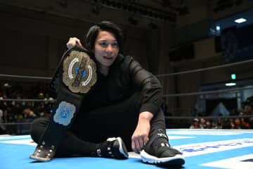 【新日本】YOH、執念の“座り込み”で会長を根負けさせる！NEVER6人タッグ王座の東京ドーム進出を強奪「新日本プロレスを全力で盛り上げます！」