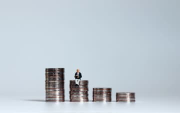 65歳で「貯蓄2000万円」は少ないですか？ 65歳以上“夫婦・単身”世帯の収支を賄えるでしょうか？「老後生活の費用」を確認