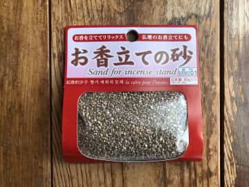 ダイソーの「お香立ての砂」が優秀！安全・手軽な使用法と代用アイデア