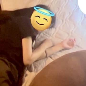 身長160cmの女性と添い寝する超大型犬→『圧巻の大きさ』が106万表示「予想の3倍以上デカかった」「大きなクッションかと」と驚きの声