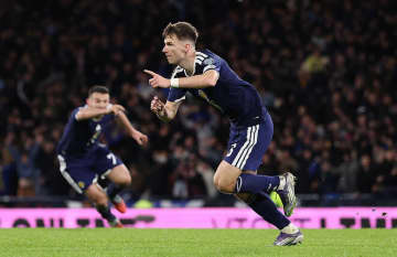 「あの子でしょ」「エモすぎる」“元日本代表10番”からスパイクをもらった少年が母国を28年ぶりW杯出場に導く劇的ゴラッソ！SNSで話題に「胸が熱くなります」