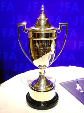 天皇杯はなぜ天皇杯なのか？(3)NHK放送で人気に！7つの優勝カップの裏にあった｢イングランドとの感動秘話｣