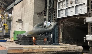 総重量9トン！山口宇部のJR駅に「エヴァの手」巨大彫刻モニュメント出現　地元企業が制作