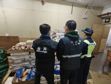 マカオ税関が運び屋向け密輸品供給拠点摘発…出どころ不明の冷凍豚もつ肉約1230キロ発見
