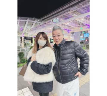渡辺美奈代、イルミ前で“冬のシミラー夫婦コーデ”披露