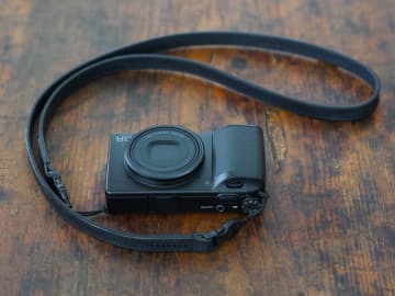 虚飾を排した黒1色、幅13mmのスリムな1枚革ストラップ　ULYSSES「クラシコ・セルペンテ」