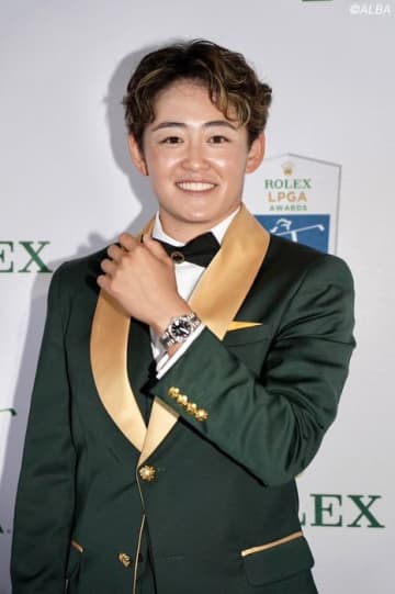 岩井明愛が「ロレックスLPGAアワード」の晴れ舞台で軽やかに空中ウォークを披露 「なんでもできちゃうね すご～い」