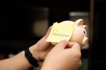 体調を崩し62歳から「年金」を“繰上げ受給”の予定です。受給額は「年80万円」ほどですが、“年金生活者支援給付金”も62歳から受け取れますか？「受給額・要件」も確認