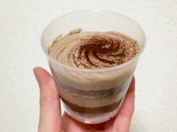 疲れた身体に染みる…！　『ファミマ』で見つけた『植物生まれのチョコケーキ』を食べてみた