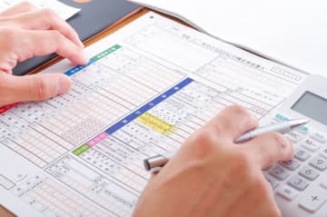 「年金受給者は確定申告不要」と聞いてたのに…父が「月3万円」を稼いでいますが、申告しないと税務署に“追徴課税される”って本当ですか!? 申告が必要・不要な場合を確認