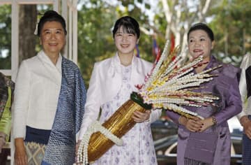 愛子さま、ラオスでシルク展鑑賞　特産、首都ビエンチャン