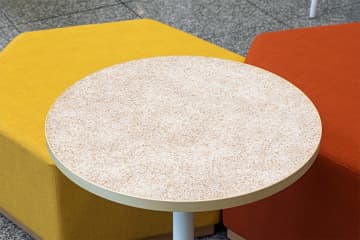 イトーキ、キユーピーの“卵殻”を使った机の天板