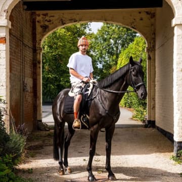 マム・トゥーディー、亡き祖父母の家で制作されたニューアルバム『As the Crows』リリース