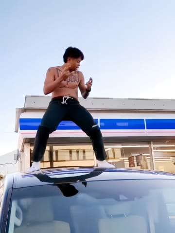 「タイの恥」、富士山の前で半裸で車に上ったインフルエンサーに批判―台湾メディア