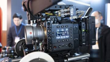 富士フイルム、「GFX ETERNA 55」の機能拡張ロードマップを公開。世界初SDI 4:3 RAW出力やEVF製品化へ[Inter BEE 2025展示レポート]