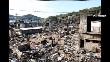 一面焼け焦げ骨組みがむき出しに…大分の大規模火災で警察が発生当時の上空映像公開　4日目迎えるも鎮火には至らず