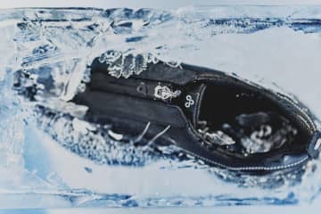 OAO”イサム・ノグチ“着想の「サンライト」に完全防水シューズ、ブラック×曲線ステッチで