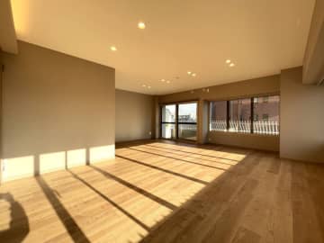 グリーンヒル小石川 6階｜「茗荷谷」駅徒歩7分。自然と利便が寄り添う、穏やかな日常の住まい。1階にスーパーありで至便。陽当たり良好な3方角住戸