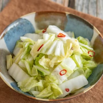 【白菜の浅漬けならこの味付けが一番】「余ってたからやってみる」「意外とアリかも」切って漬けるだけで作れる簡単漬物レシピ