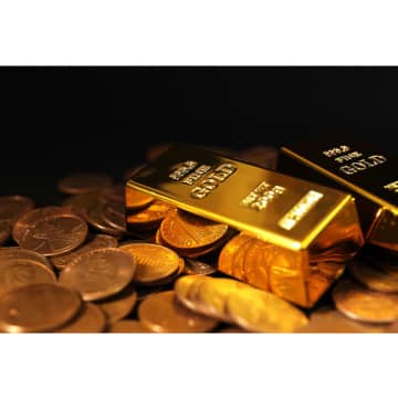 仏リヨン郊外の自宅庭にプールを掘ったら金塊1.3億円！ 当局から所有権が認められて公表され話題に